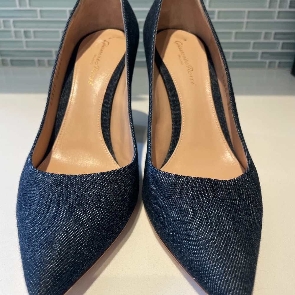 Gianvito Rossi Blue Heels with Pointed Toe